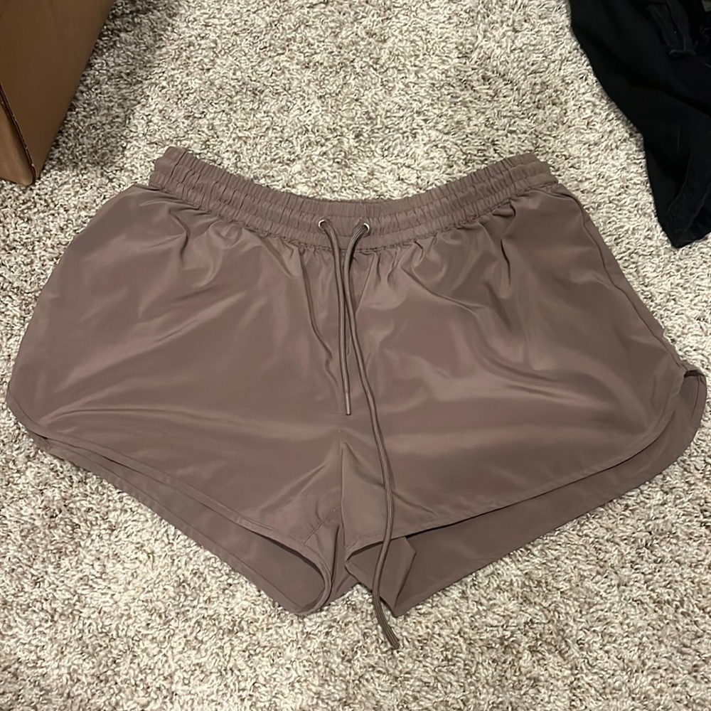 aritzia tna tan shorts size m
